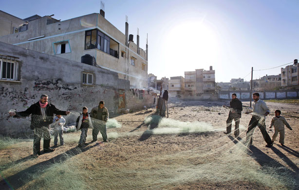 Gallery 23 January 2009: Gaza City, Gaza Strip: Fishermen prepare their nets