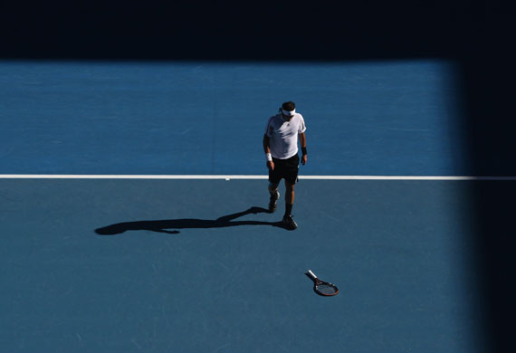 Gallery Australian open : Fernando Gonzalez his racquet after a point in his match against Nadal