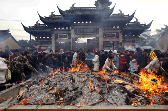 Gallery World Chinese New Year: Worshippers offer incense