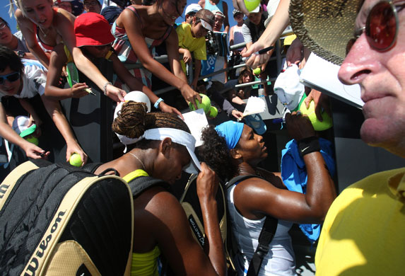 Gallery Aus Open 2009 Day 9: Australian Open 2009 Day 9 27/01/09 Williams sisters sign autographs