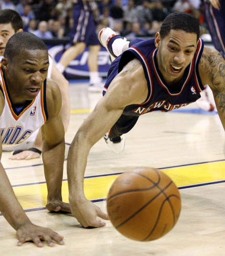 Gallery 24sport: Russell Westbrook and Devin Harris dive for the ball