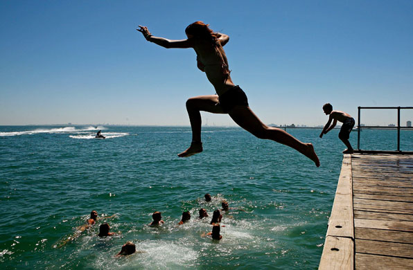 Gallery 27 January 2009: Melbourne, Australia: People jump of the pier at St Kilda beach