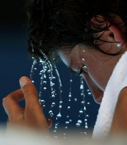 Gallery aus open 2009 day 10: Spain's Navarro pours water over herself