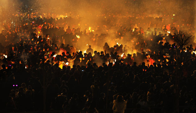 Gallery 30 January 2009: Wuhan, China: Pilgrims burn incense to pay homage to the God of Wealth