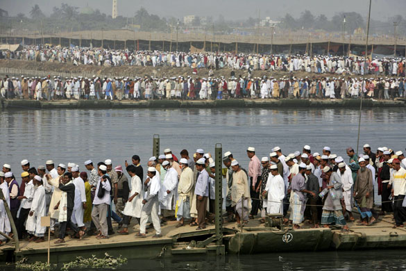 Gallery 30 January 2009: Dhaka, Bangladesh: Muslim devotees arrive for Friday prayers