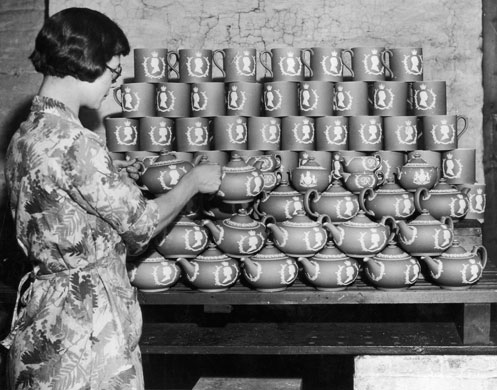 Gallery Wedgwood Waterford: Commemorative coronation mugs at the Wedgwood potteries