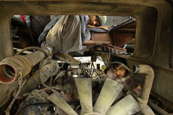 Gallery 24 hours in pictures: Mechanics at work in India 