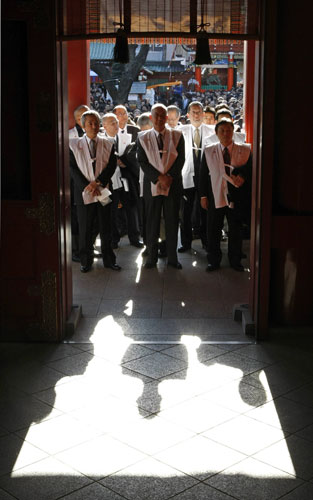 Gallery 24 hours in pictures: Japanese executives pray for success on the first business day of 2009