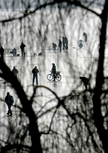 Gallery 6 January 2009: Bucharest, Romania: People on a frozen lake