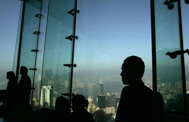 Gallery 6 January 2009: Hong Kong, China: People inside a restaurant at the Peak