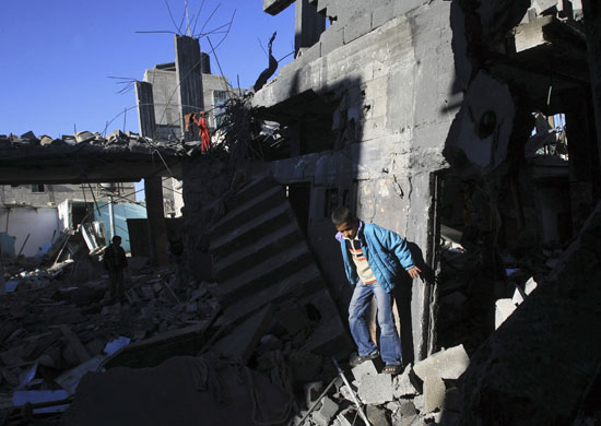 Gallery gaza: Palestinians inspect rubble in Gaza