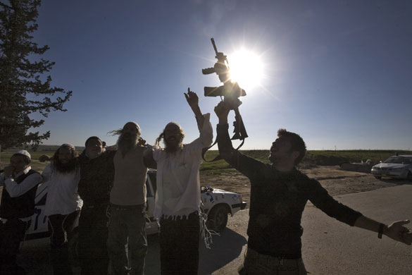 Gallery gaza: Orthodox Jews dance with Israeli soldiers 