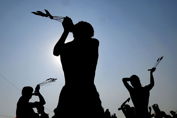 Gallery 24 hours in pictures : Afghan Shiites perform a ritual part of Ashura