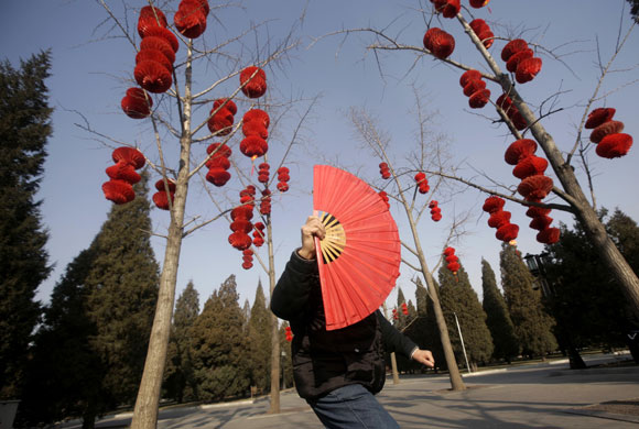 Gallery 24 hours in pictures : Red lantern decorations for the Spring Festival in China 
