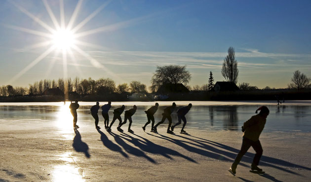 Gallery 24 hours in pictures : People enjoy skating on natural ice in Leidschendam