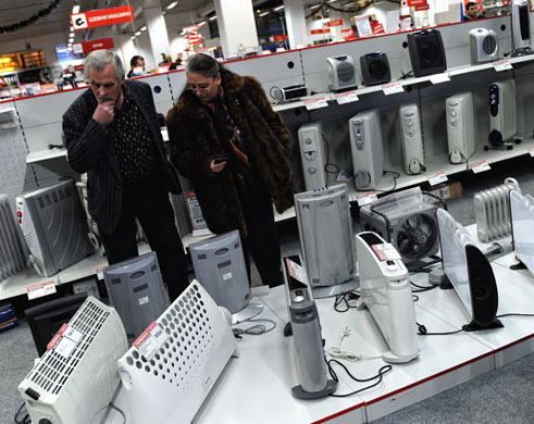 Gallery Russia Ukraine gas row: A couple tries to choose an electrical heating appliance 