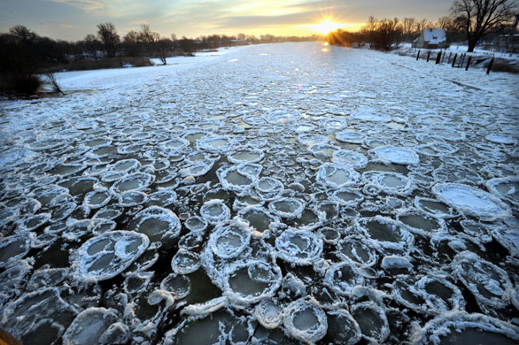 Gallery 24 hours in pictures: Ice forms patterns on the river Oder