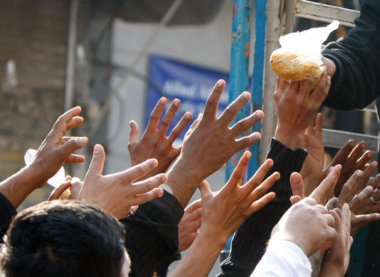 Gallery 24 hours in pictures: Pakistani Shi'ite Muslims distribute free food 