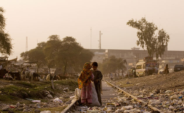 Gallery Children in Pakistan: Children search through garbage in Peshawar, Pakistan