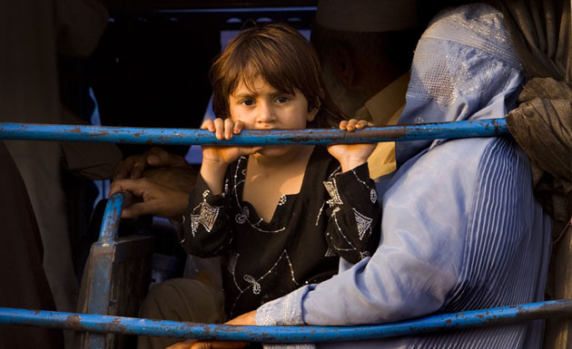 Gallery Children in Pakistan: Pakistanis and Afghans board a bus