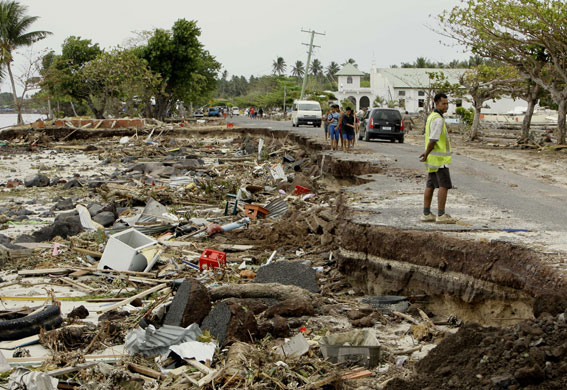 Samoa: A beach-side road at Lalomanu