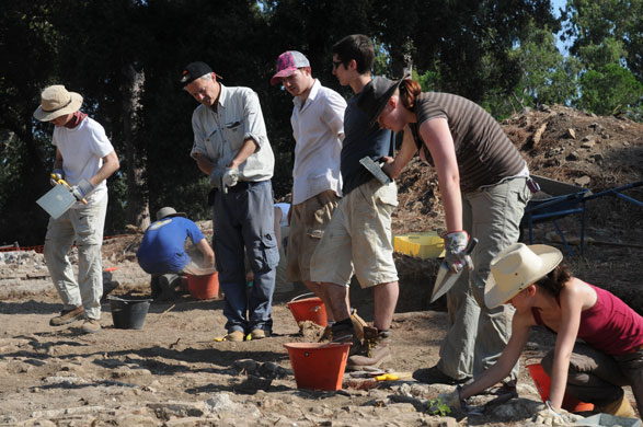 Roman amphitheatre: British archaeologists unearth Roman amphitheatre