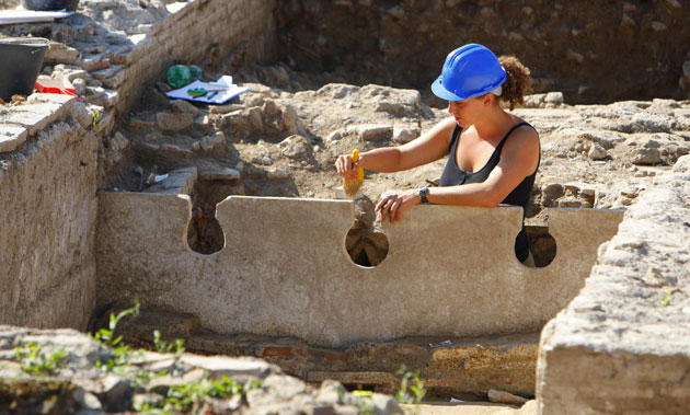 Roman amphitheatre: British archaeologists unearth Roman amphitheatre