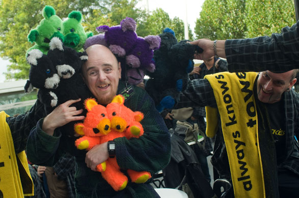 Hitchcon 2009: A fan holds two-headed teddy bears at Hitchcon 2009