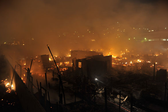 Sao Paulo Brazil fire: Firefighters extinguish the fire in ramshackle homes at Diogo Pires 
