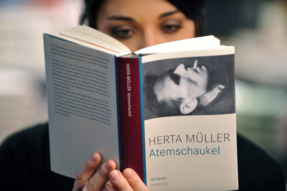 Herta Müller: A young woman reads Herta Müller's novel Atemschaukel
