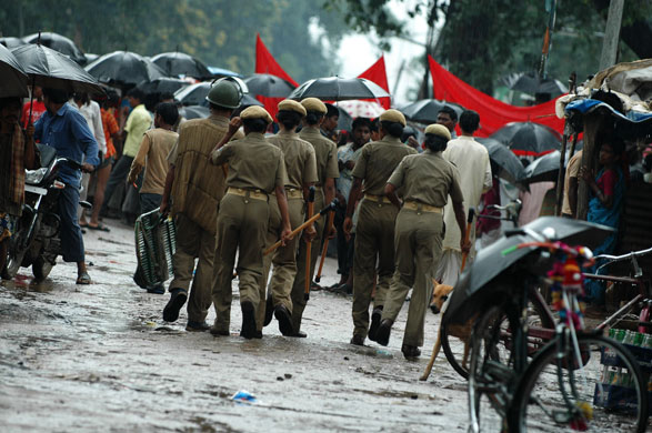 Vedanta in India: Police reinforcements arrive at a demo against plans to start mining 