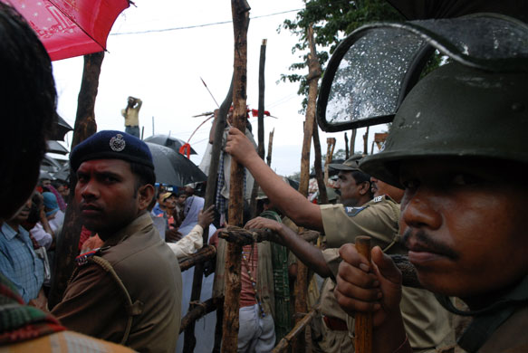 Vedanta in India: Police keep watch on tribal people protesting against plans to mine bauxite