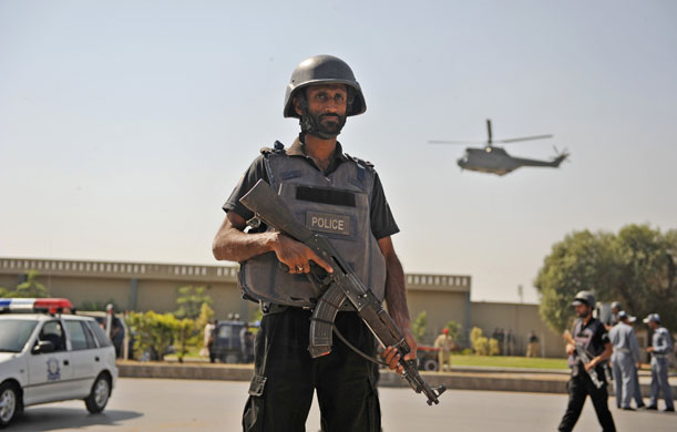 Pakistan: 10 October 2009: Police commandos take position 