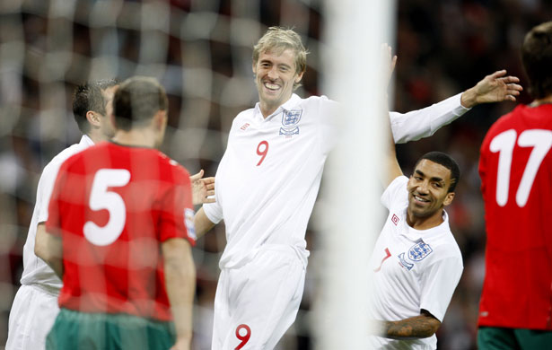 England v Belarus: Peter Crouch celebrates making it 1-0 against Belarus