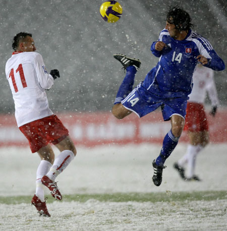 world cup qualifiers: Kozak of Slovakia fights for the ball with Jelen of Poland 