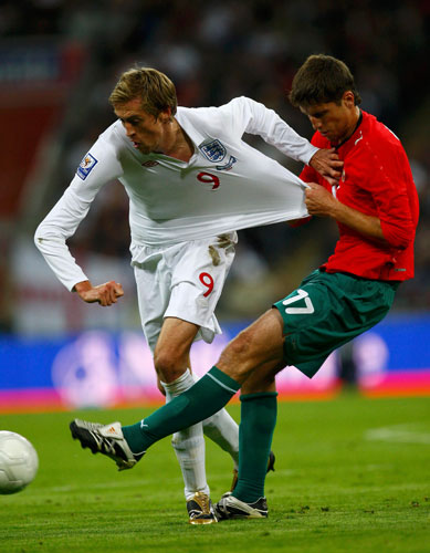 England v Belarus : England's Crouch challenges Belarus' Sosnovsky 