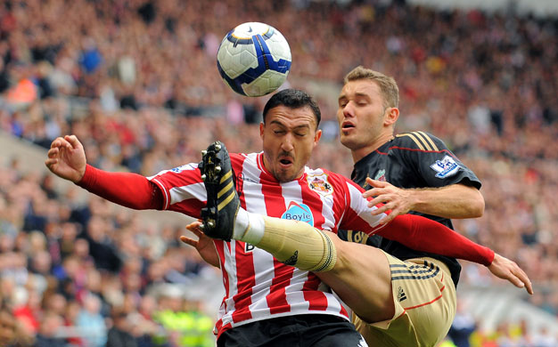 Saturday Prem Roundup: Liverpool's Aurelio flicks the ball away from Sunderland's Malbranque
