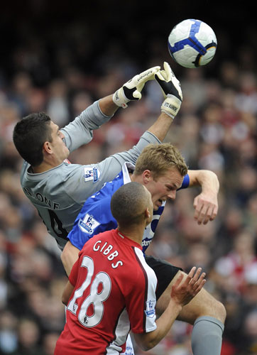 Saturday Prem Roundup: Arsenal goalkeeper Vito Mannone punches the ball clear