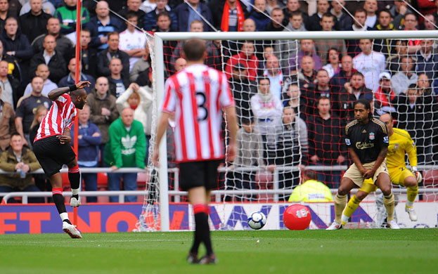 Saturday Prem Roundup: Sunderland's Darren Bent hits a shot towards the Liverpool goal
