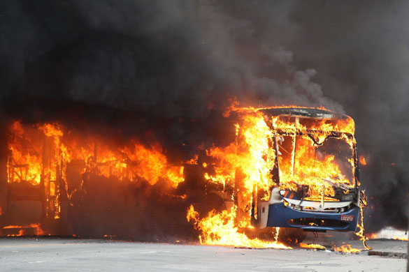 Rio de Janeiro: A bus burns in a street 