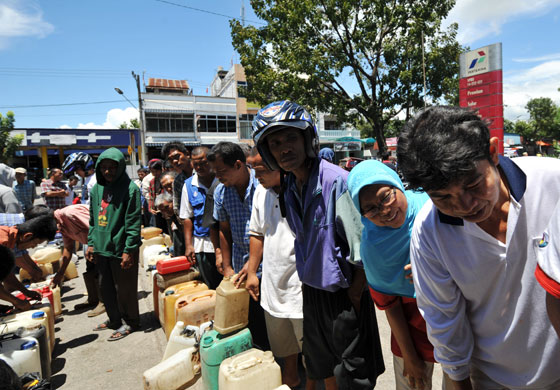 Sumatra earthquake: People queue for petrol two days after the tremor