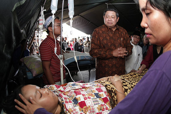 Sumatra earthquake: Indonesia's President Yudhoyono visits M Djamil hospital in Padang