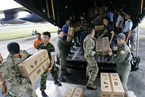 Sumatra earthquake: American Air Force and Indonesian Army load emergency aid material in plane