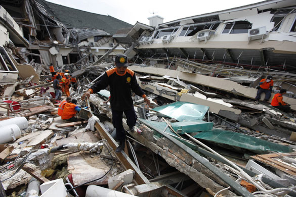 Sumatra earthquake: Rescue workers search for bodies in the collapsed Ambacang Hotel