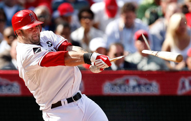 24sport: LA Angels hitter Mike Napoli breaks his bat on his fly-out to right field