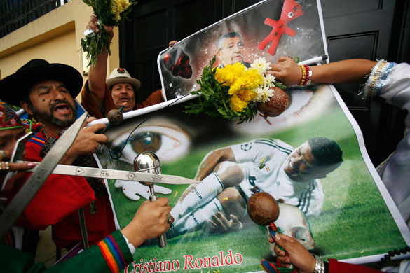 24sport: Peruvian shamans perform a ritual with a poster of Ronaldo 