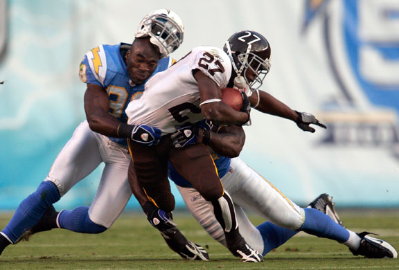 24sport: Denver Broncos Moreno is tackled by San Diego Chargers Burnett 