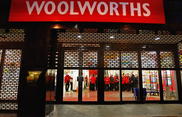 Recession 2009: Woolworths staff at the closure of the Argyll Street branch in Glasgow