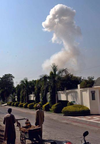 more bombings in pakistan: Smoke billows from the site of an explosion at a restaurant in Peshawar 