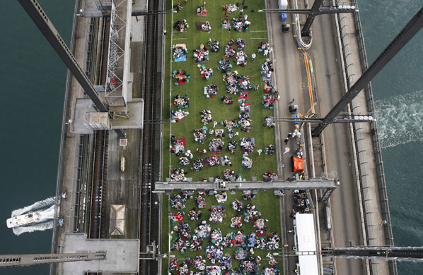 24 hours: People eat breakfast on the Sydney Harbour Bridge 
